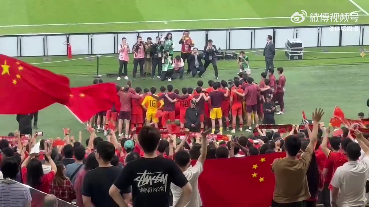 九游（中国）-最佳第十二人！决赛后U23国足队员与现场球迷合影留念