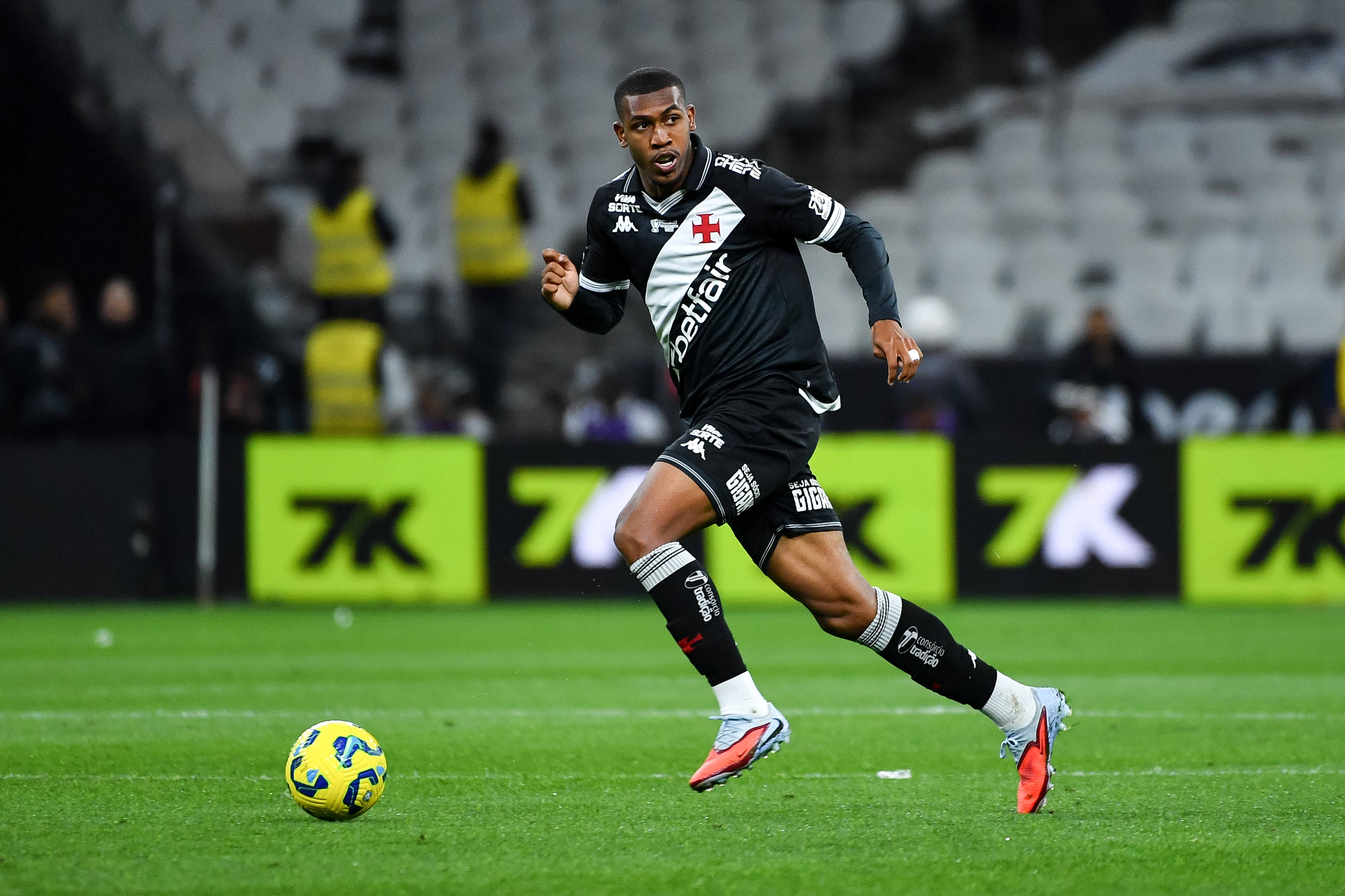 罗马诺：19岁前锋拉扬、24岁门将曼达斯今日接受伯恩茅斯体检